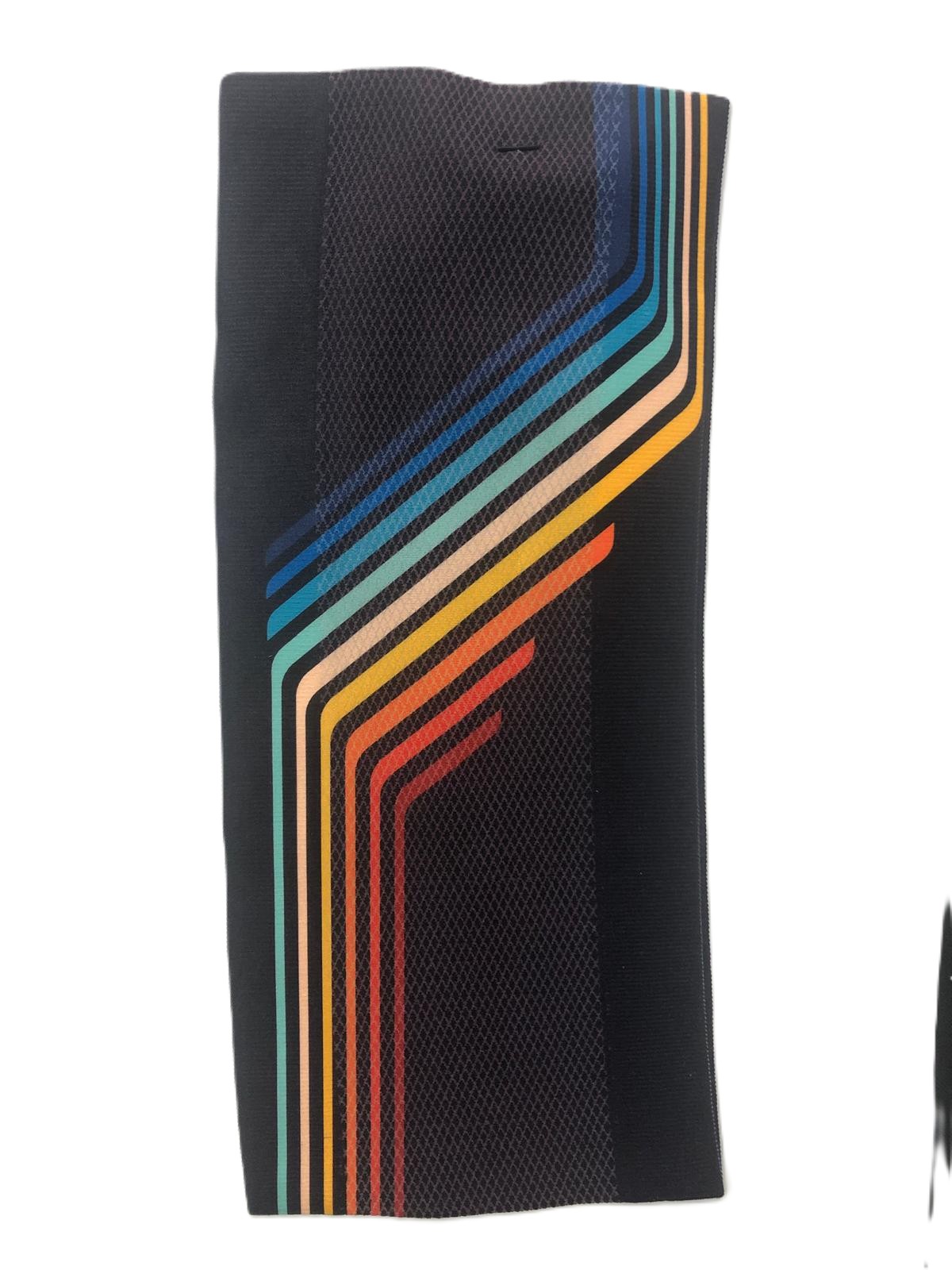 Bandana preta com linhas diagonais coloridas e textura fina