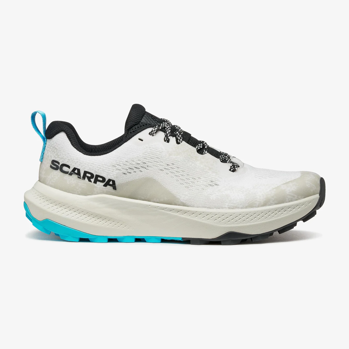 Tênis desportivo branco e cinza com sola azul, marca SCARPA na lateral