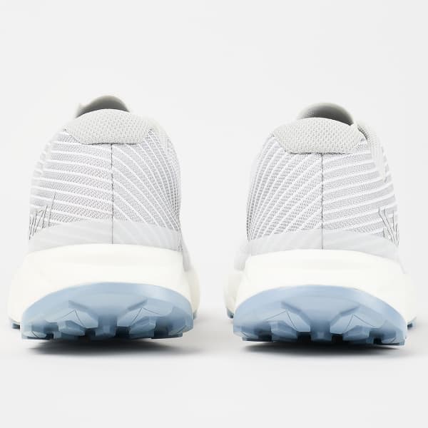 Par de ténis desportivos cinza claro com sola azul e branca vistos de trás