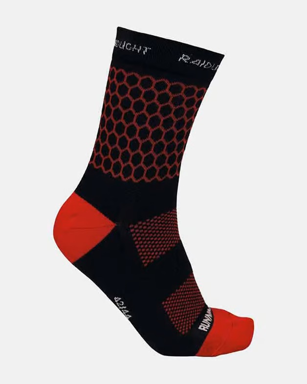 Meia desportiva preta e vermelha com padrão de hexágonos e texto branco