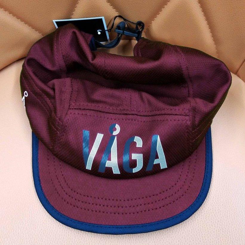 Boné desportivo bordô com aba azul escura e logo VAGA