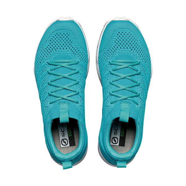 Par de sapatilhas desportivas azuis vista de cima