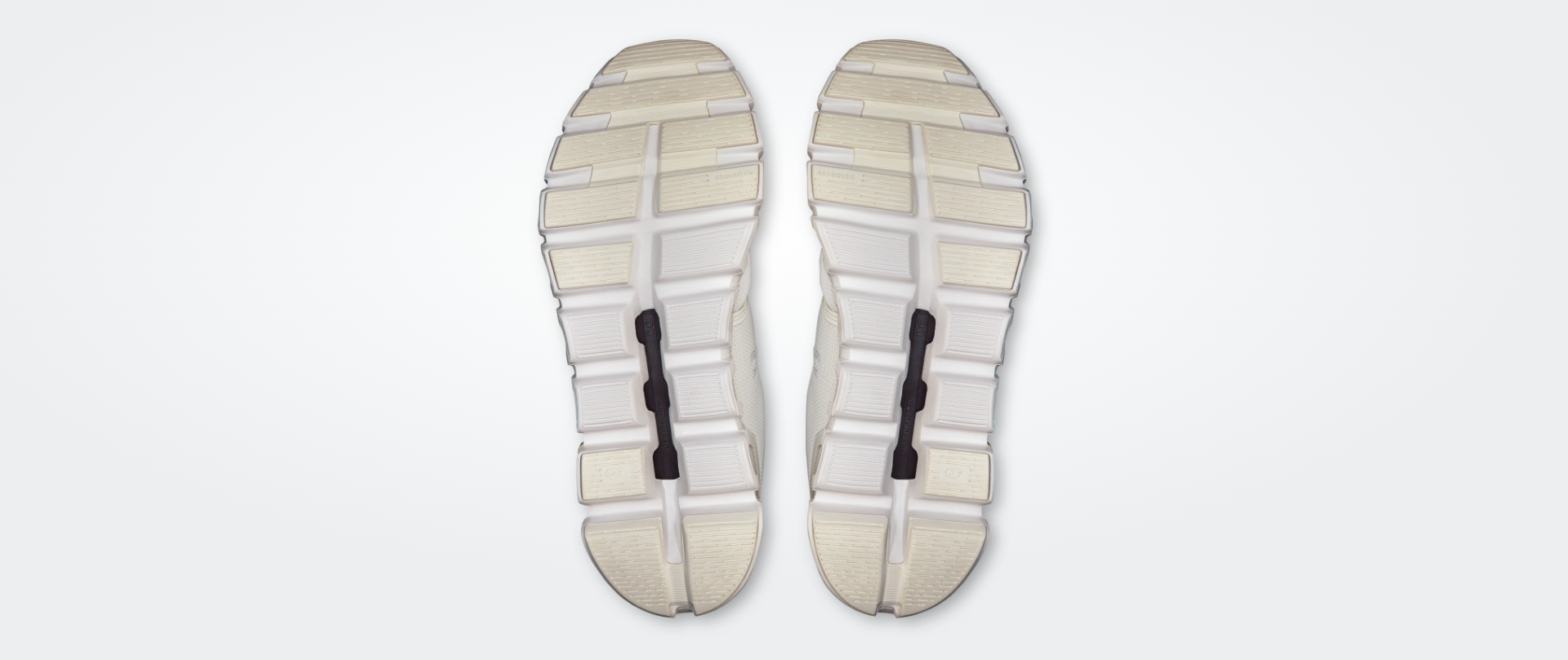 Solas de ténis em branco e bege com textura segmentada e inscrições