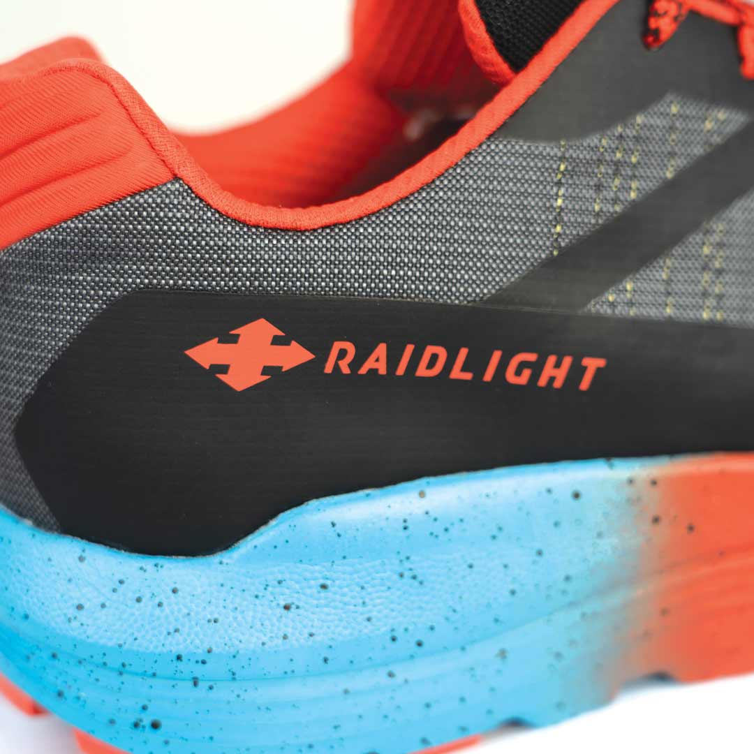 Ténis desportivo preto, vermelho e azul com logótipo RAIDLIGHT
