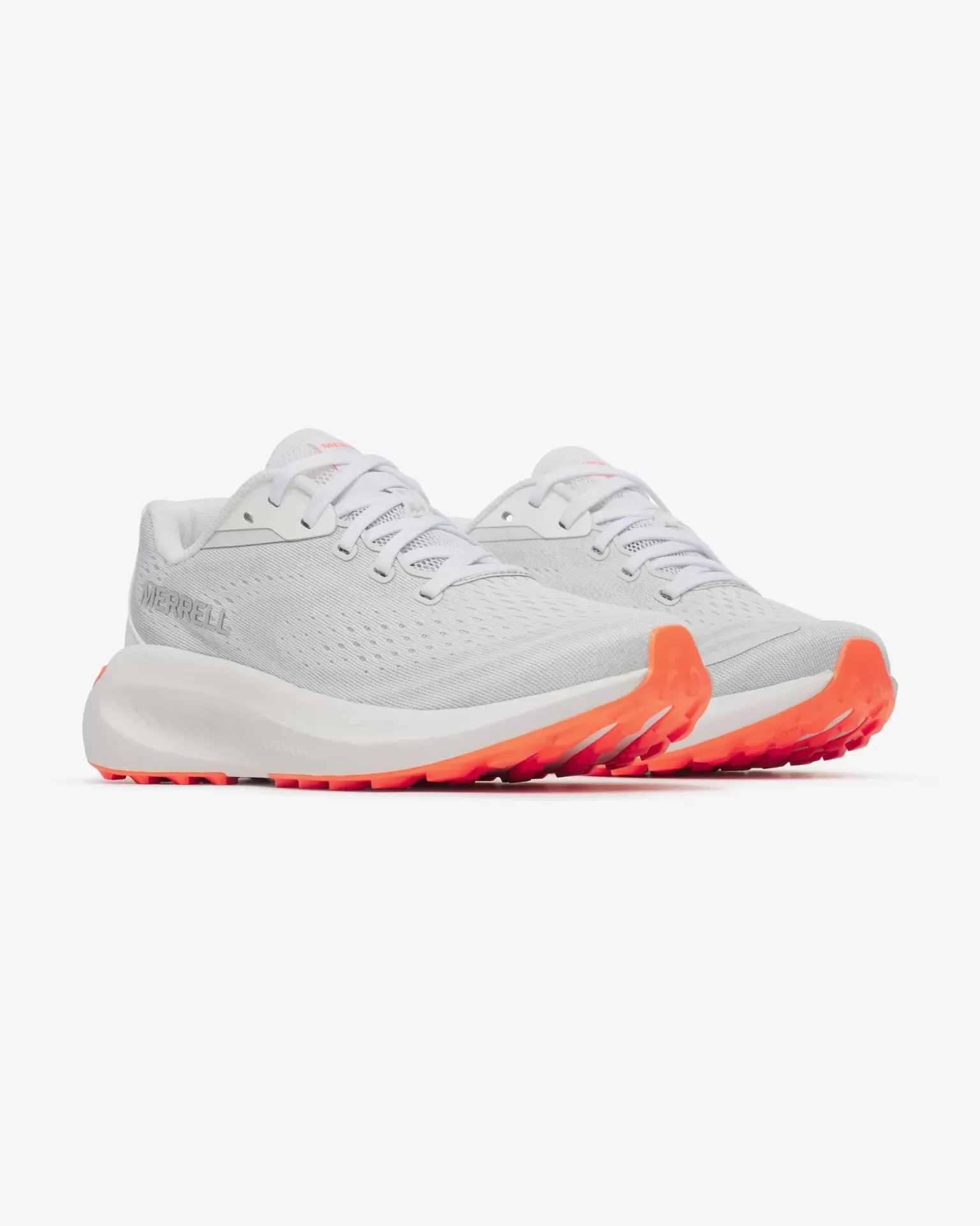 Sapatilhas de corrida Merrell brancas com sola laranja.
