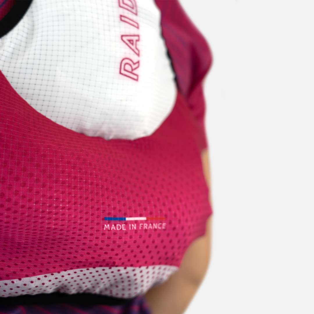 camisola desportiva grená com detalhes brancos e vermelhos e texto