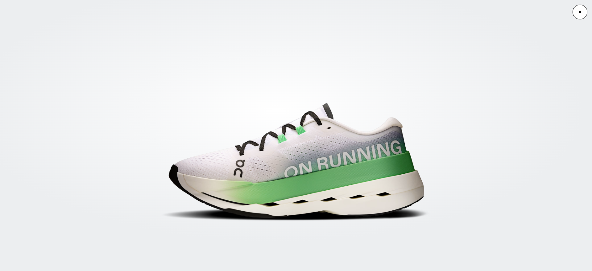 Ténis desportivo branco e verde com texto ON RUNNING