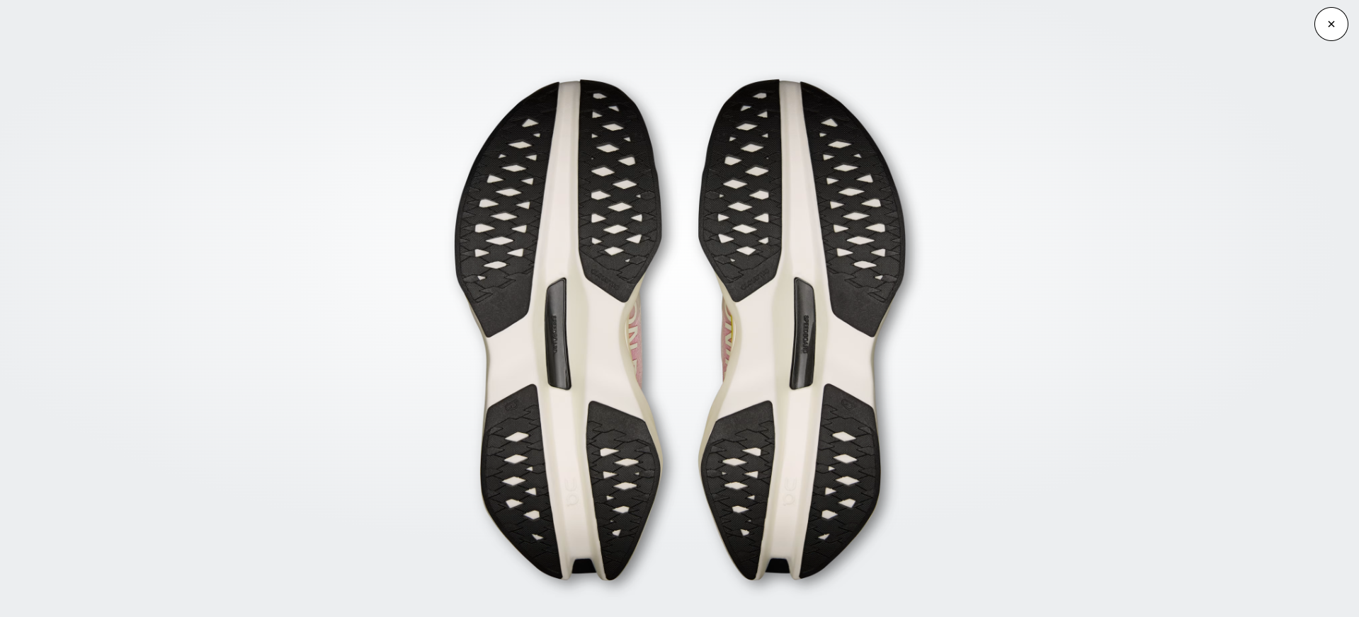 Solas de sapatilhas desportivas com padrão preto e branco