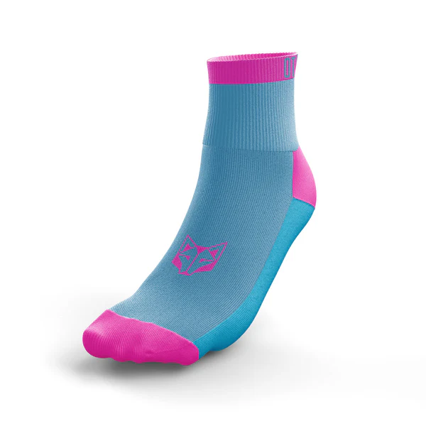 Meia desportiva azul com detalhes cor-de-rosa e padrão de lobo