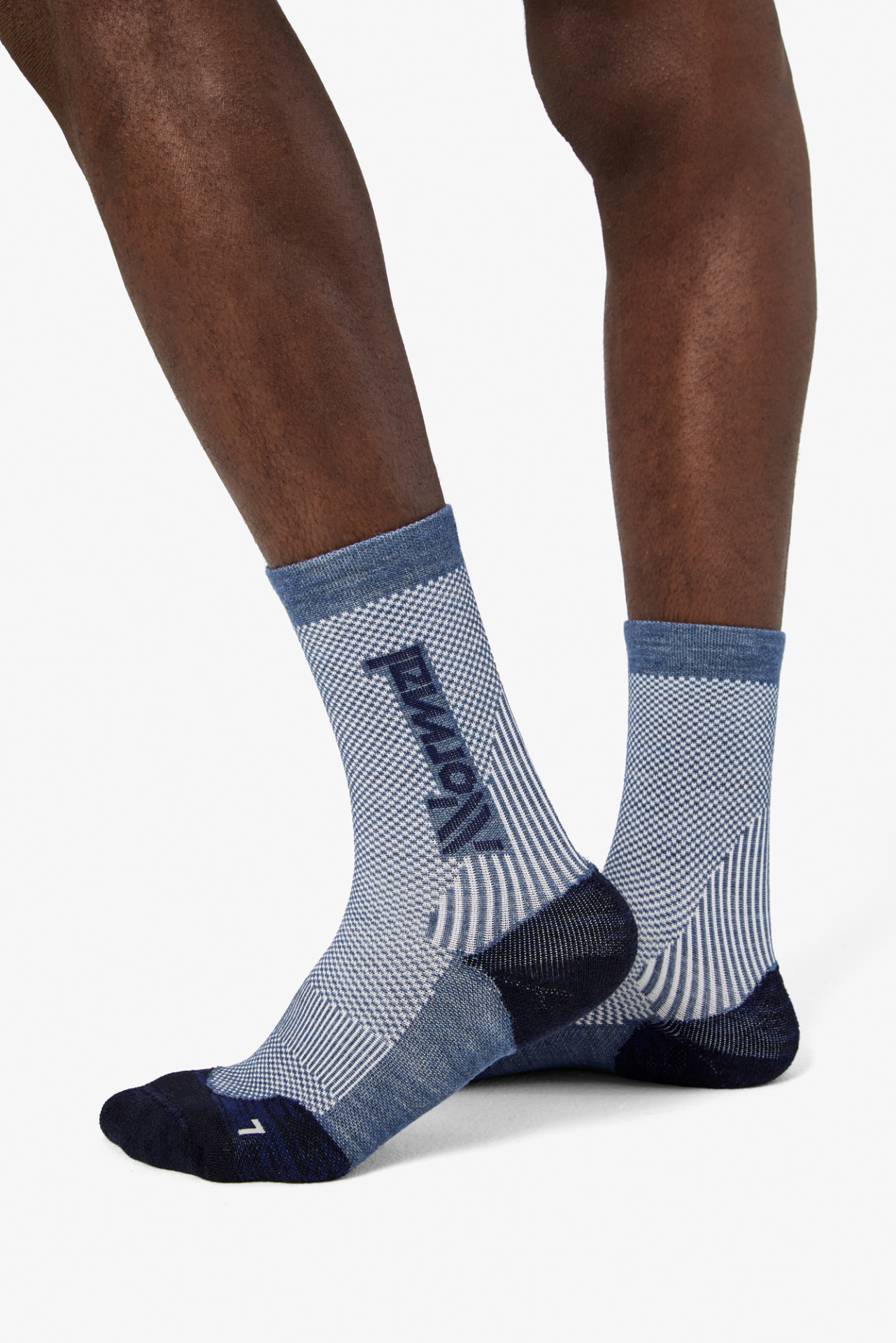 Meias desportivas cinza e azul com padrão quadriculado e riscas e texto INNOVATIVE
