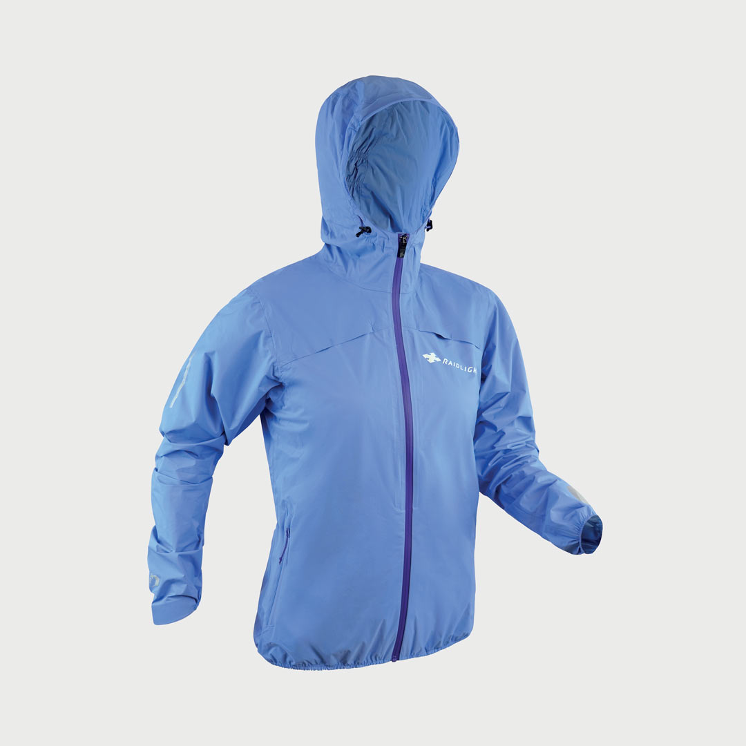 Casaco azul claro com capuz e fecho roxo