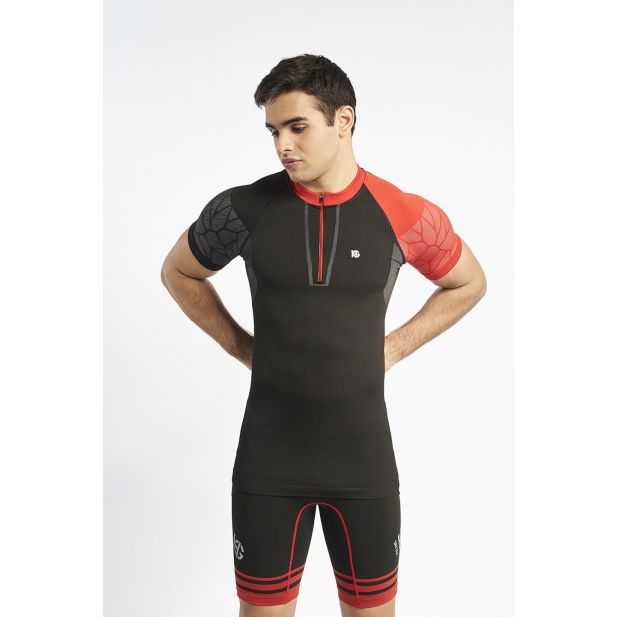 Conjunto desportivo preto e vermelho com padrão de teia de aranha e calções pretos com detalhes vermelhos