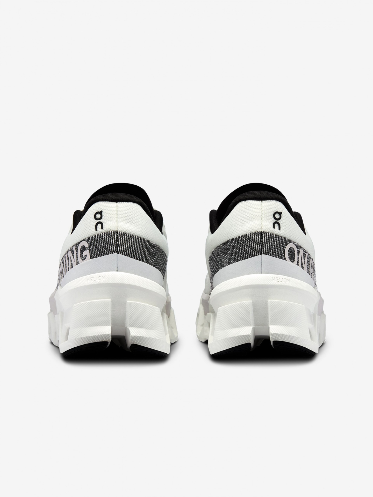 Sapatilhas brancas com detalhes pretos e cinzentos vistas de trás