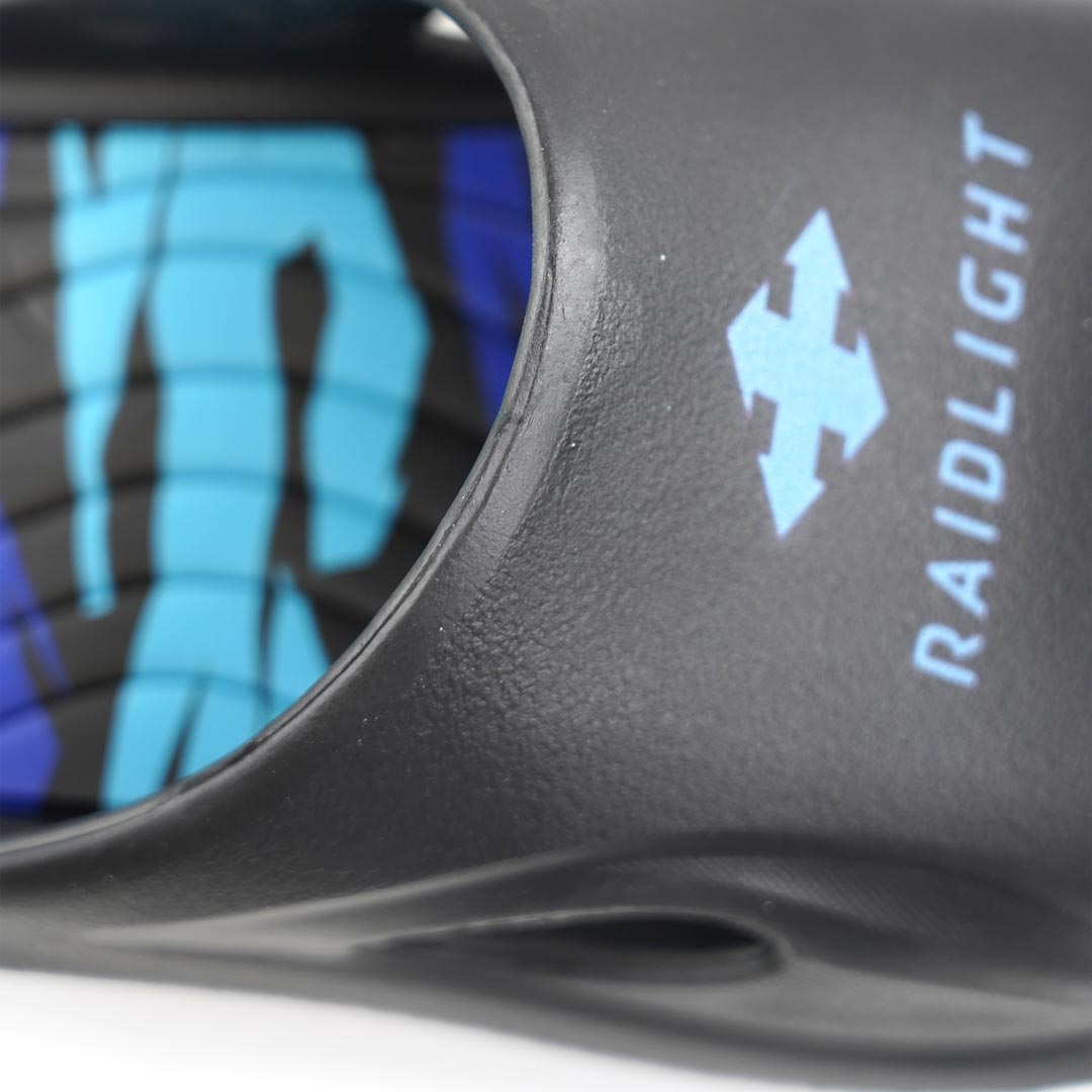 Chinelo preto com logo e texto azul RAIDLIGHT