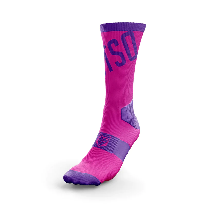 Meia desportiva rosa e roxa com texto parcial 'ISO' e logotipo