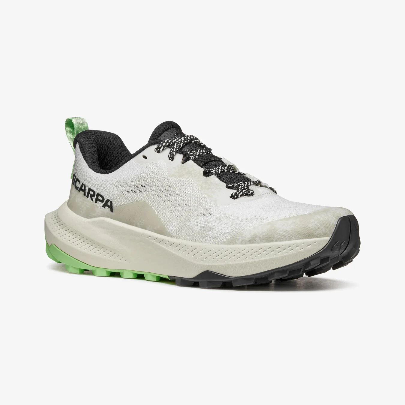 Tênis desportivo branco com sola verde e preta e marca Scarpa na lateral