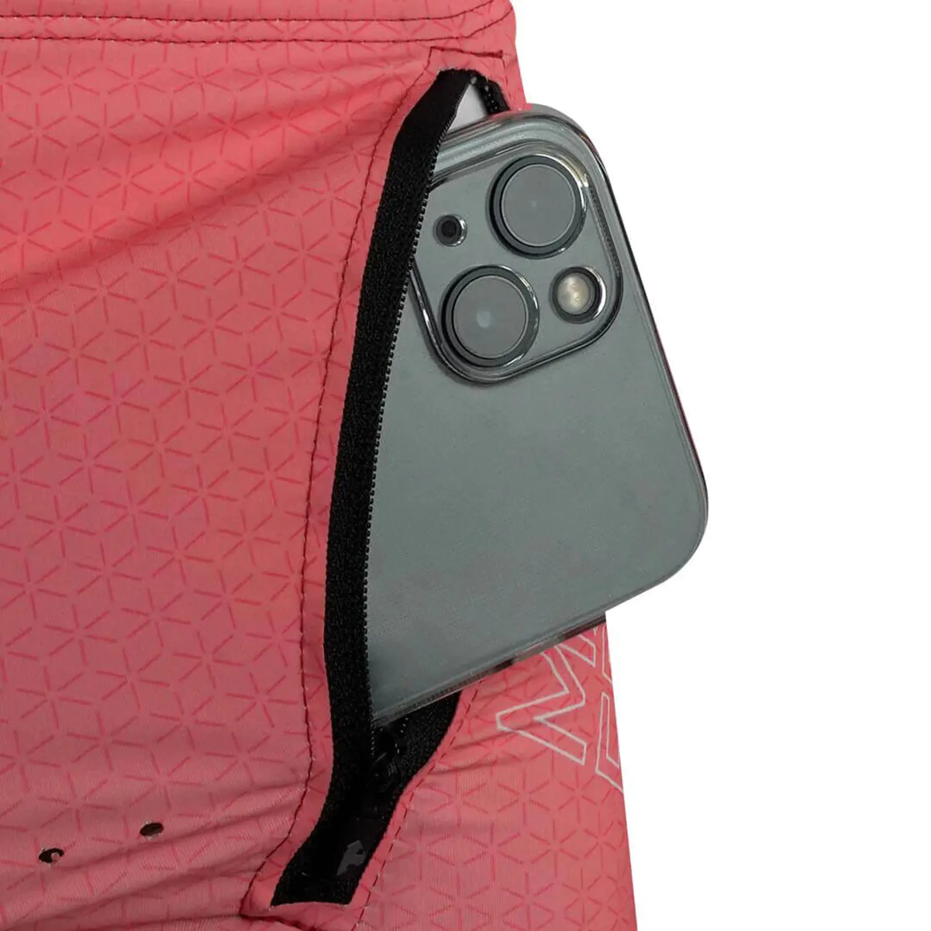 Telemóvel cinza com capa transparente num bolso rosa com fecho.