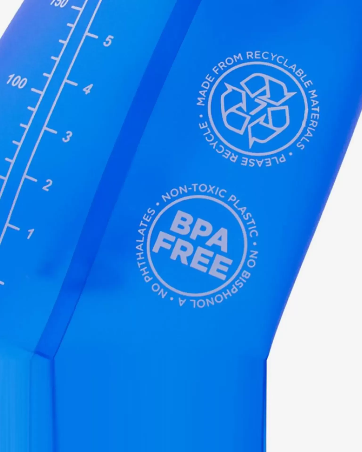 Frasco de plástico azul translúcido com serigrafia branca e marcações de medição.