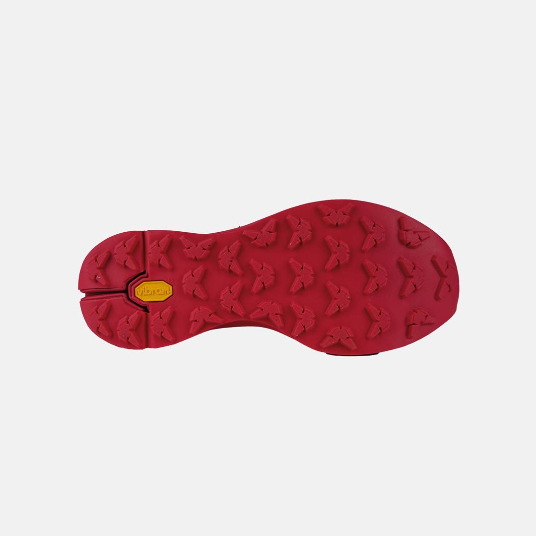 Sola vermelha de sapato com etiqueta amarela 'VIBRAM'