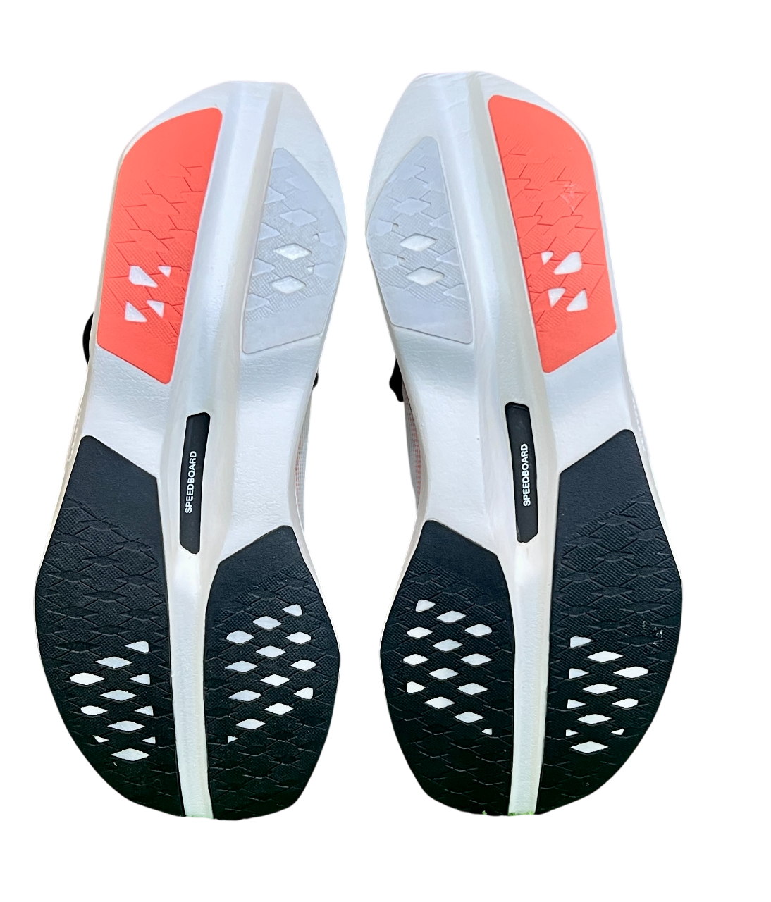 Solas de sapatos desportivos com padrão preto, branco e vermelho e inscrição SPEEDBOARD