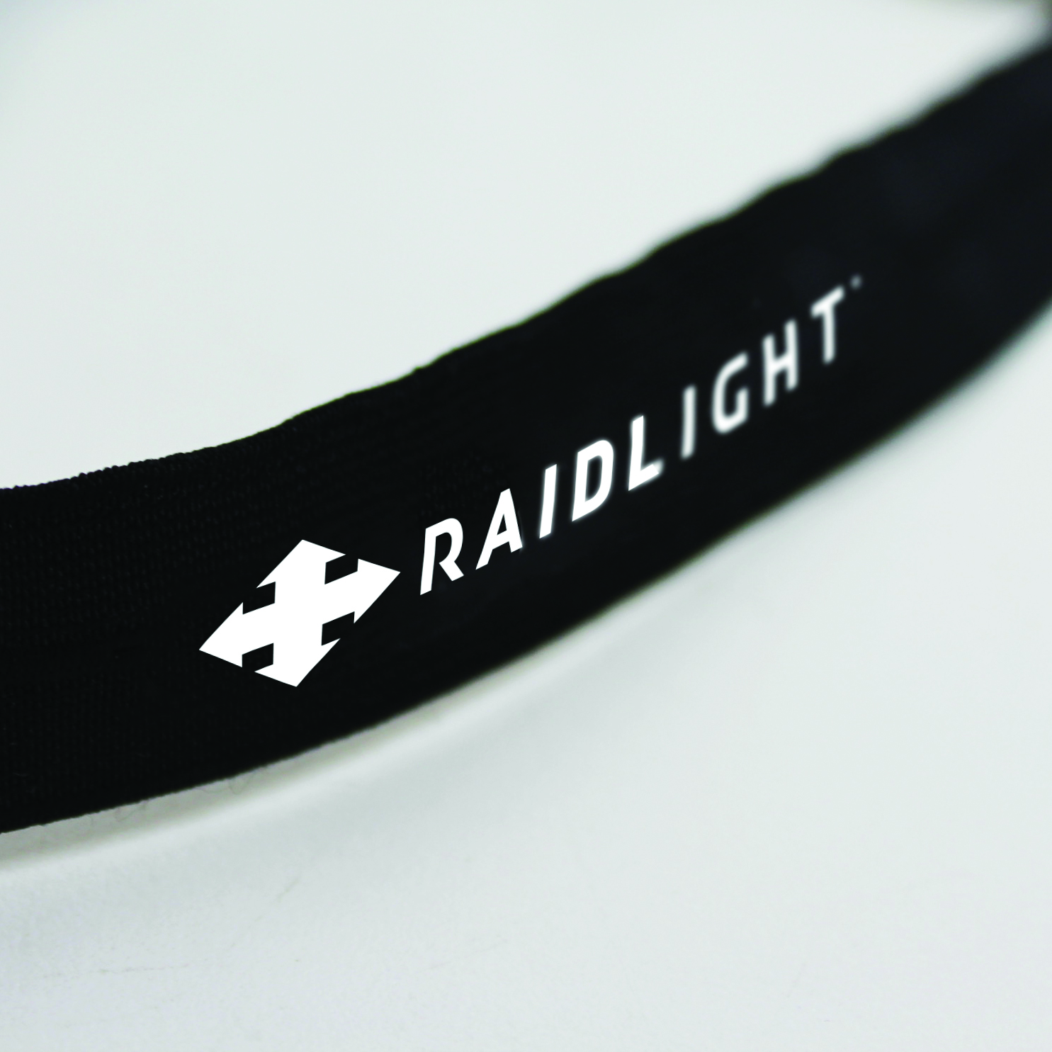 Correia têxtil preta com logótipo RAIDLIGHT em branco
