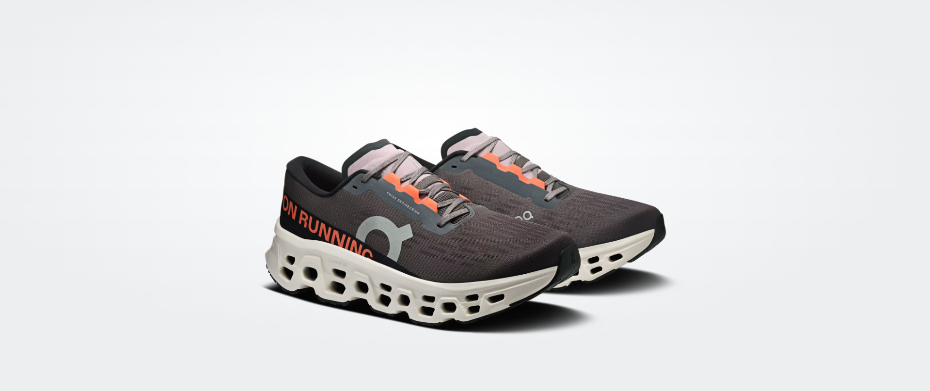 Sapatilhas de corrida cinzentas com sola branca e detalhes laranja