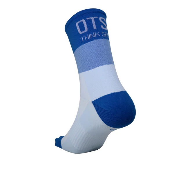 Meia desportiva azul e branca com texto OTS THINK SP