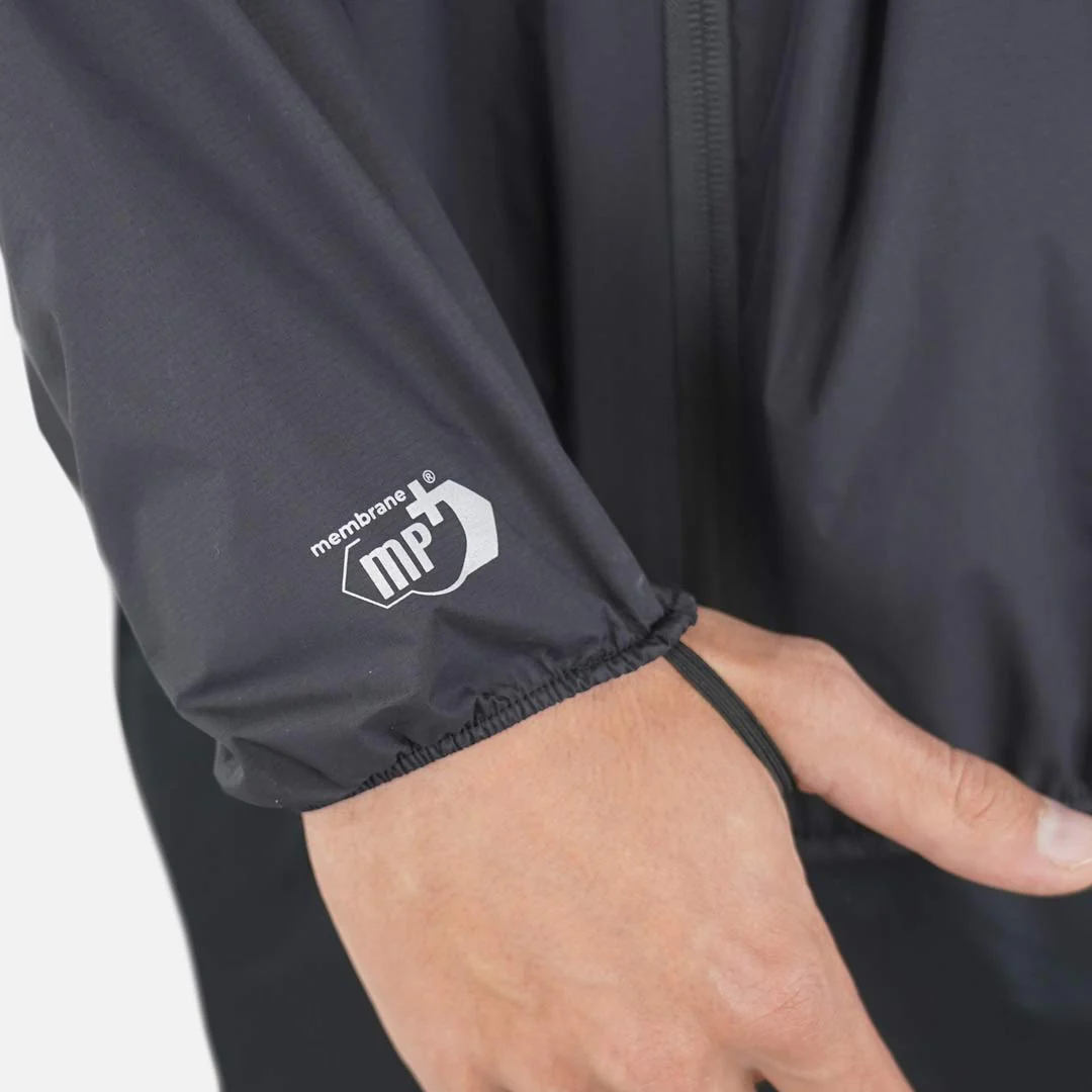 Punho de casaco preto com logótipo branco memebrane mp+