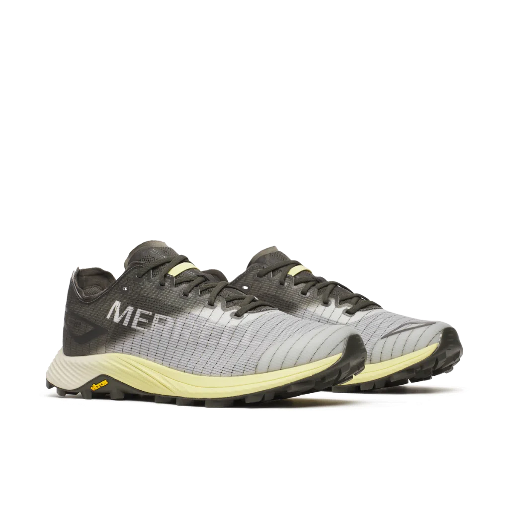 Sapatilhas de corrida masculinas cinza e bege com sola Vibram.