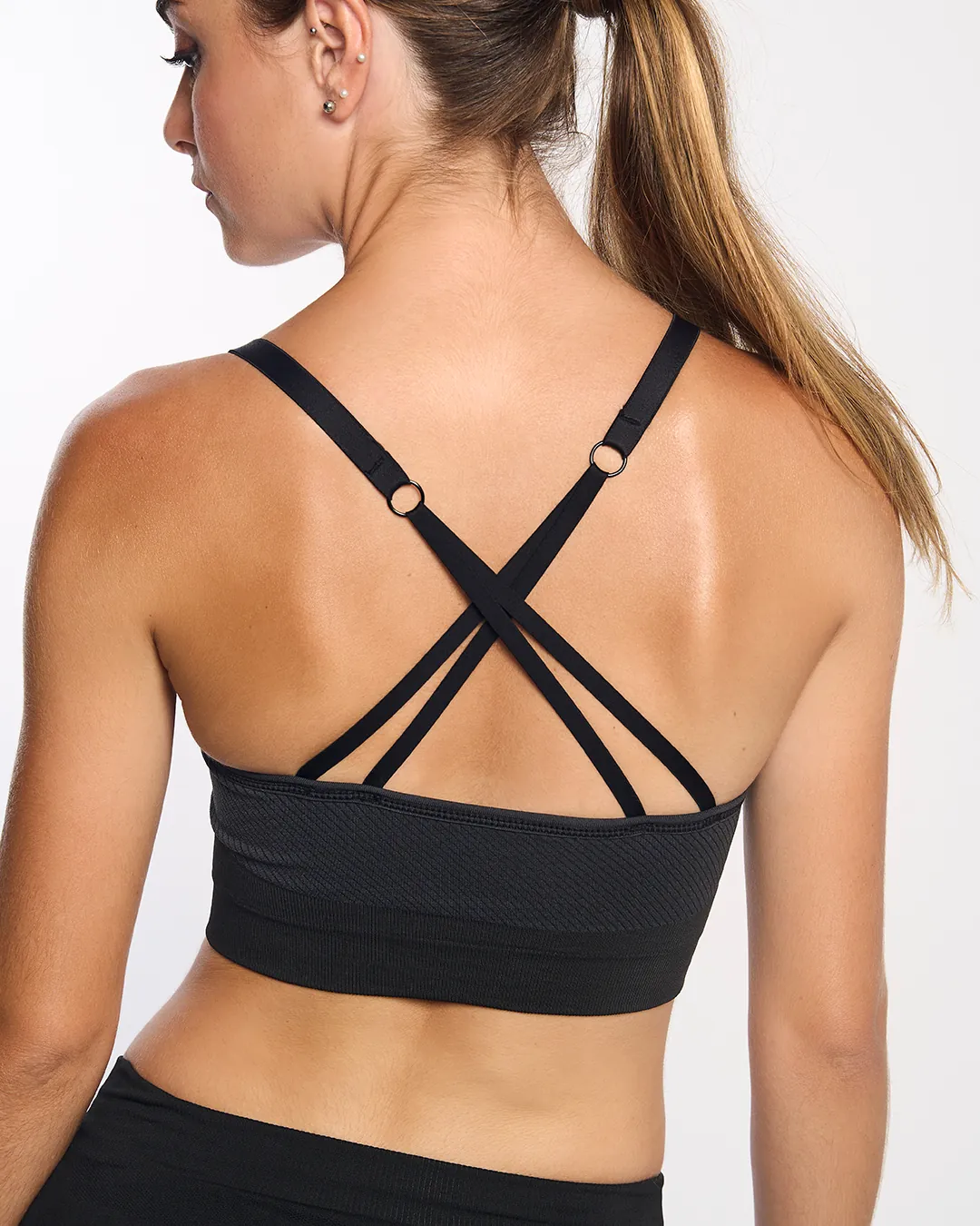Top desportivo feminino preto com tiras cruzadas nas costas