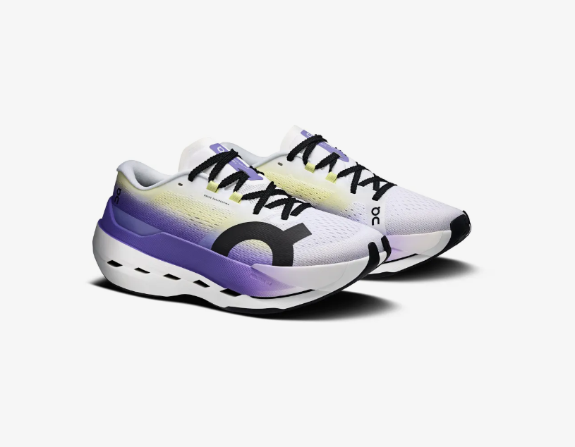 Sapatilhas desportivas brancas com degradê amarelo e roxo e sola branca com detalhes pretos