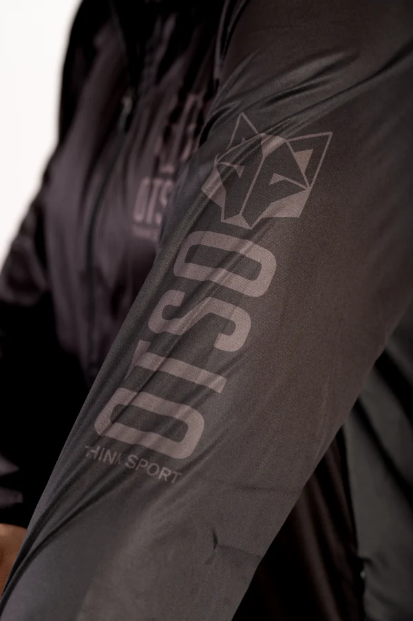 Manga preta de casaco com logótipo de raposa e texto OSO THINK SPORT