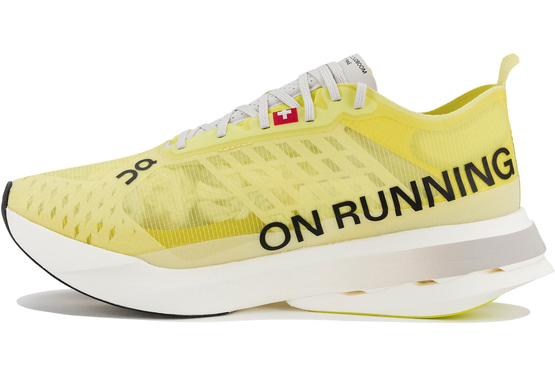 Ténis de corrida amarelos com sola branca e detalhes cinzentos e texto ON RUNNING