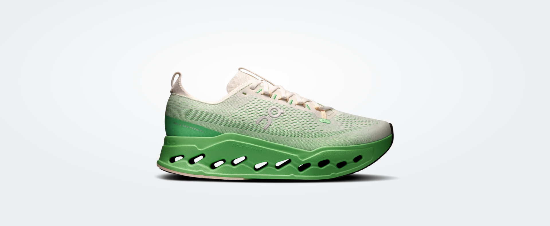 Tênis desportivo bege com sola verde e logo branco da marca On