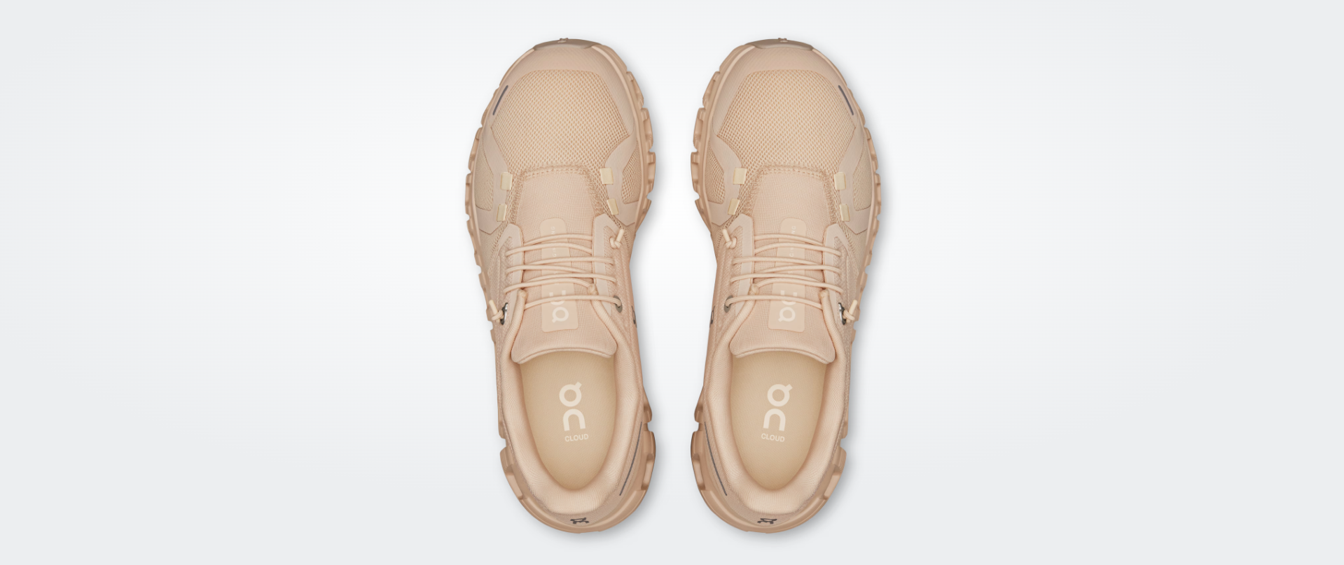 Sapatilhas desportivas bege claro vistas de cima.