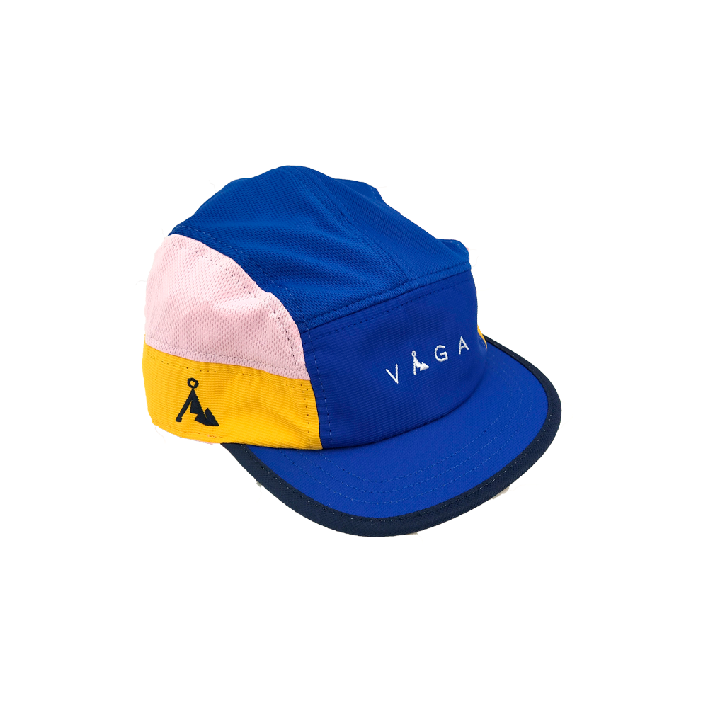 Boné desportivo azul, amarelo e rosa com texto VÁGA