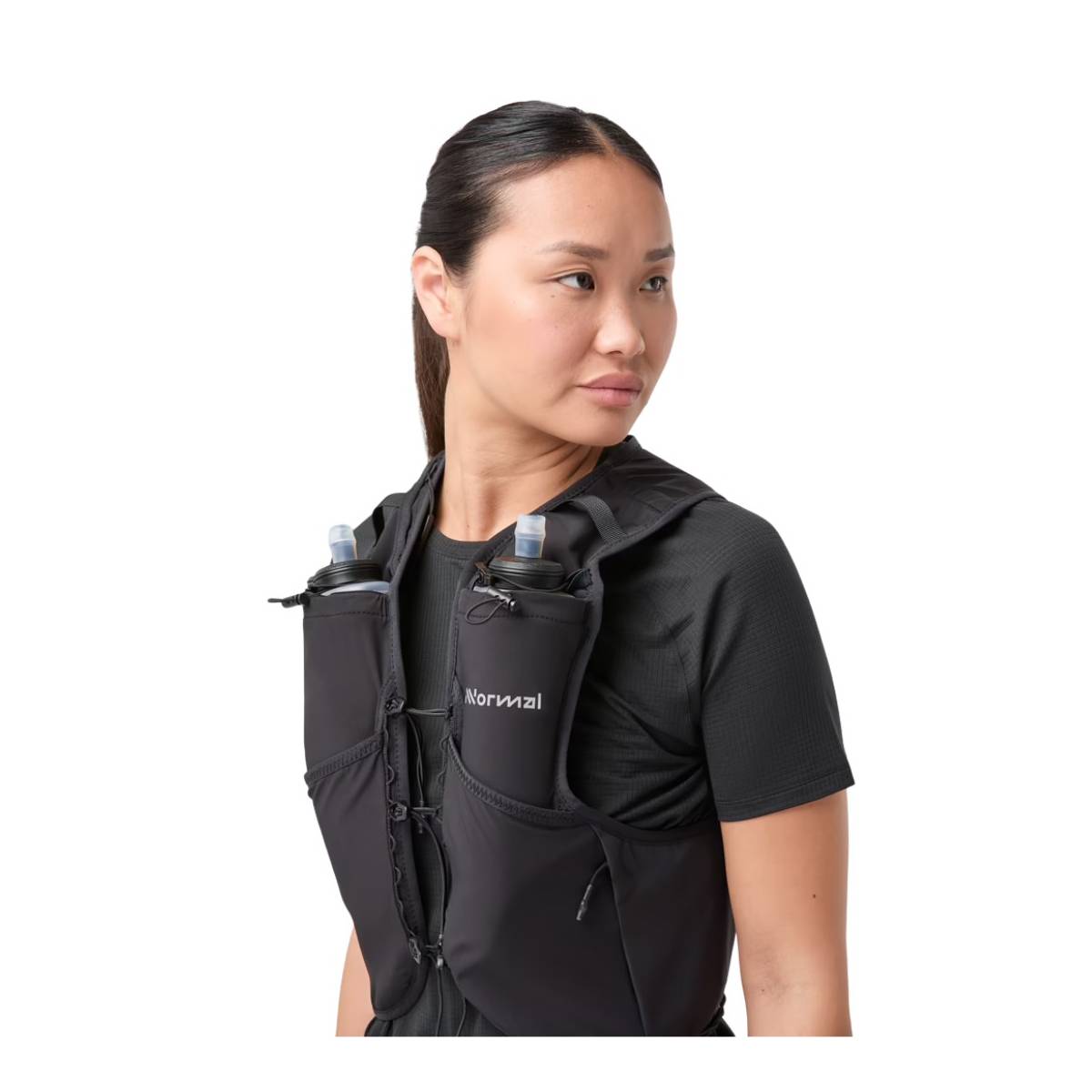Colete preto de fitness com compartimentos frontais para garrafas de água em modelo feminino.