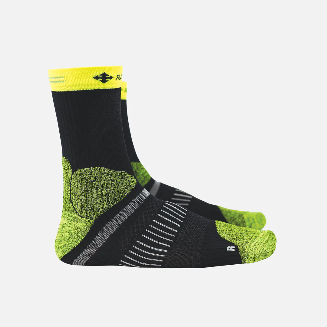 Par de meias desportivas pretas com detalhes verdes e cinzentos