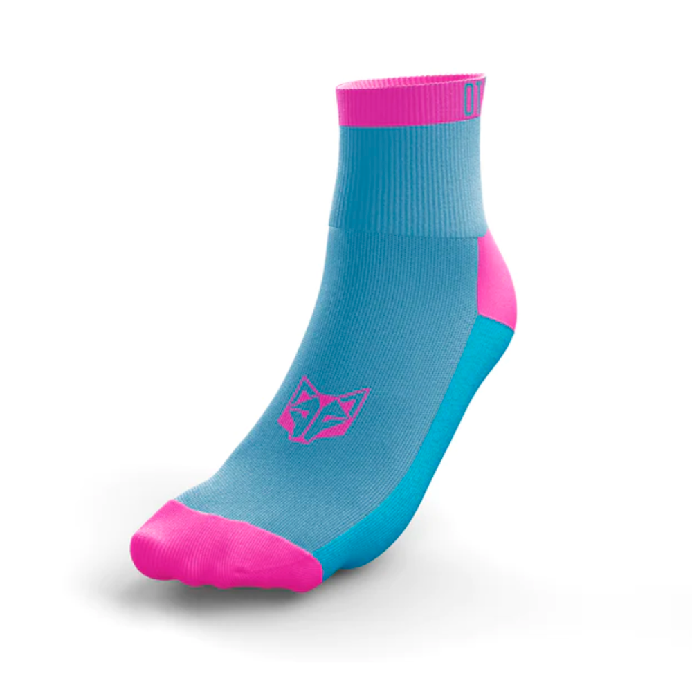 Meia desportiva azul com detalhes cor-de-rosa e símbolo rosa no pé