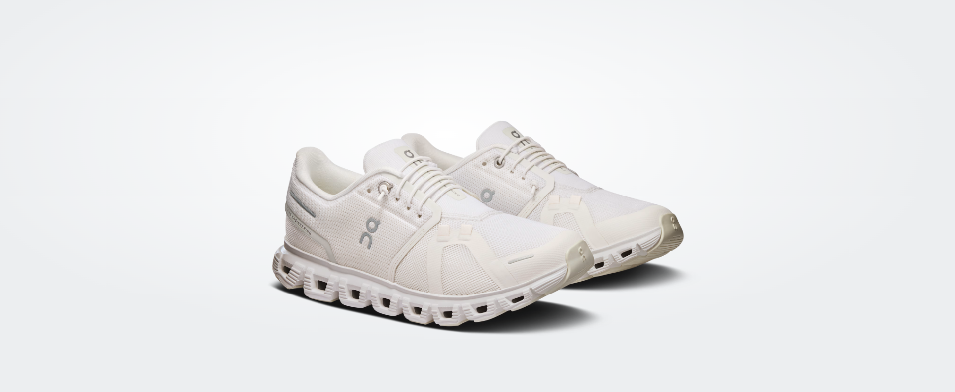 Sapatilhas de corrida brancas com sola perfurada e logótipo cinzento