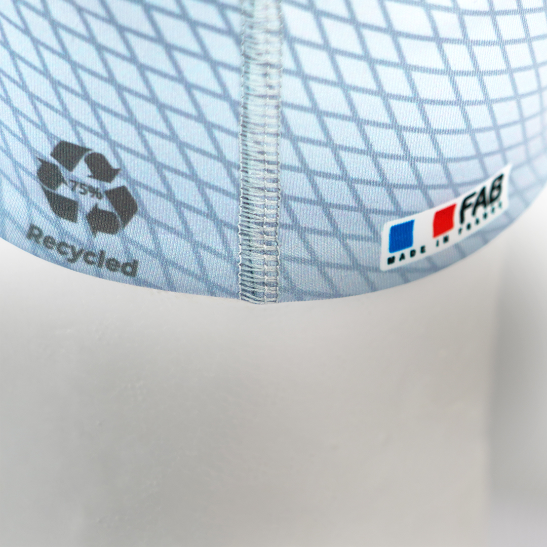 tecido azul claro com padrão em rede, etiquetas reciclado e fabricado em França