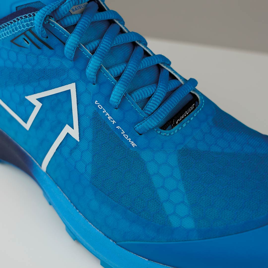 Tênis desportivo azul com padrão hexagonal e atacadores azuis