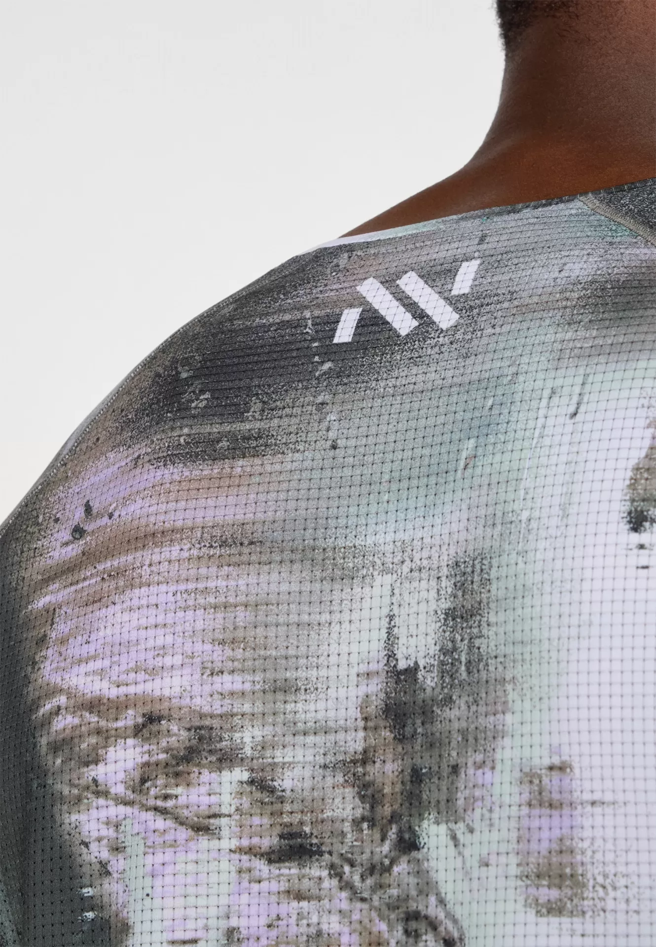 Peça de roupa com padrão artístico e logótipo AW nas costas.