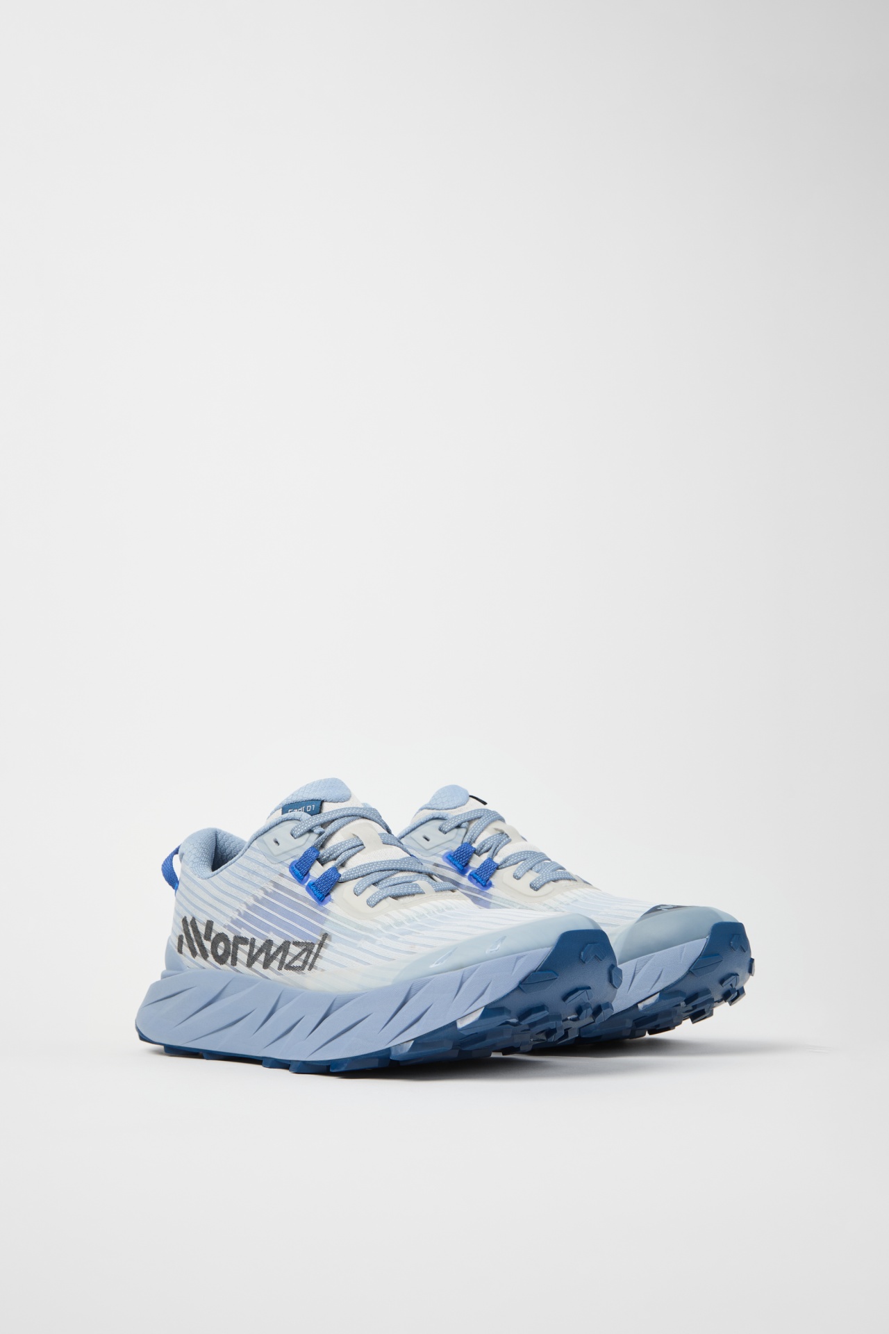 ténis de corrida azuis com sola espessa e texto Normal na lateral