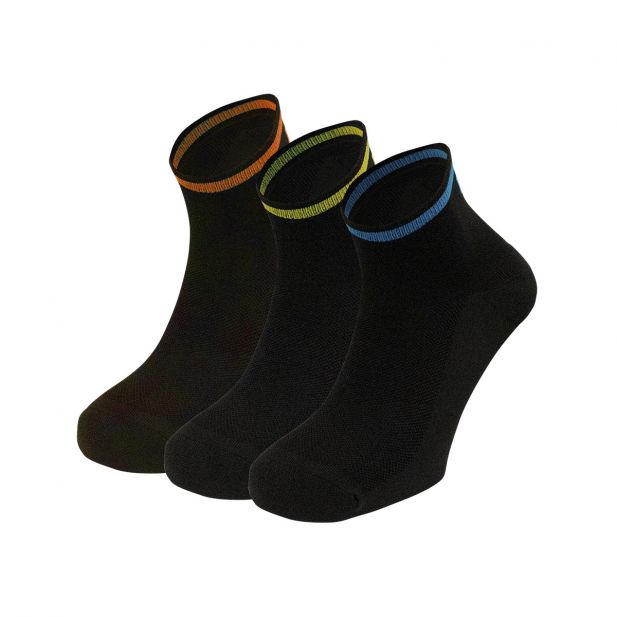 Três pares de meias pretas com bordas coloridas em fundo branco