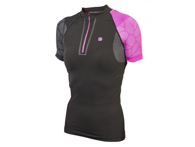 T-shirt desportiva preta com manga rosa e padrão geométrico