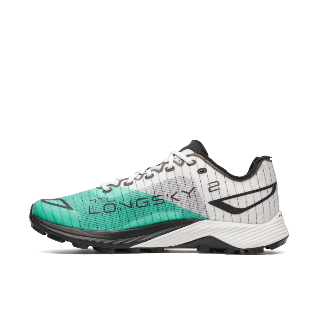 Tênis desportivo verde e branco com sola preta e branca e texto LONGSKY 2