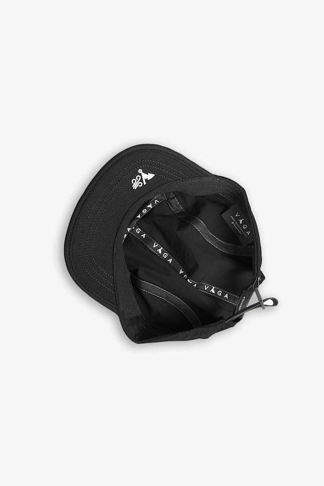 Boné preto com aba curva e logotipo VAGA no interior