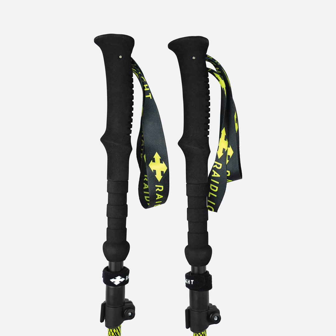 Par de bastões de caminhada pretos com tiras amarelas e pretas ajustáveis