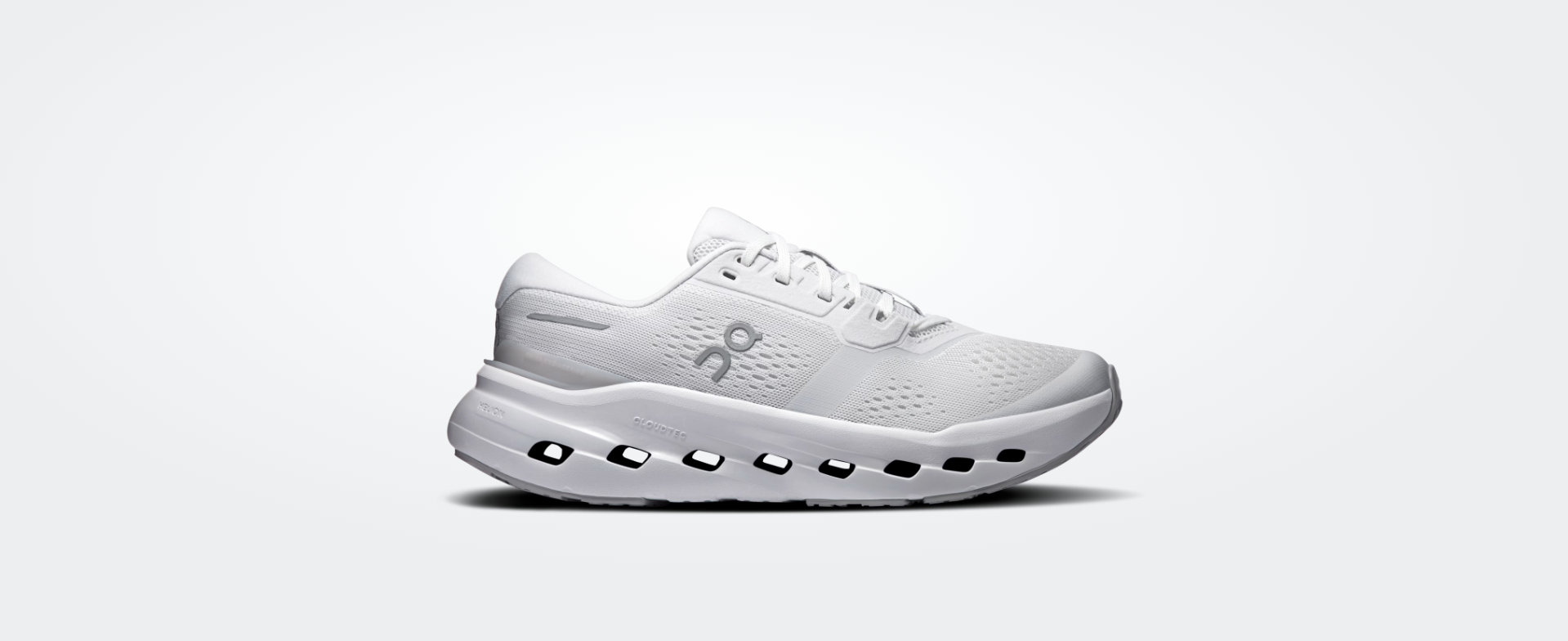 Tênis desportivo branco com sola espessa e aberturas pretas